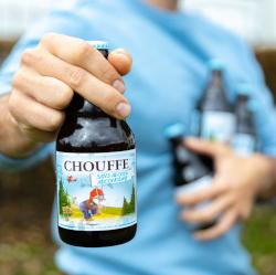 Man toont flesje alcoholarm Chouffe bier
